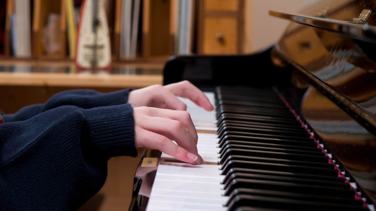 ピアノを弾くときの正しい手の形の作りかた【簡単】 | PianoFan